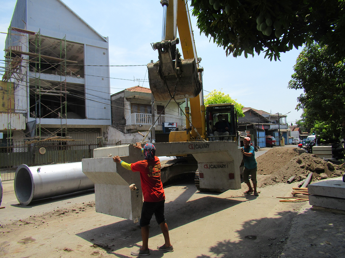 Crossing Jl. Flores Surabaya