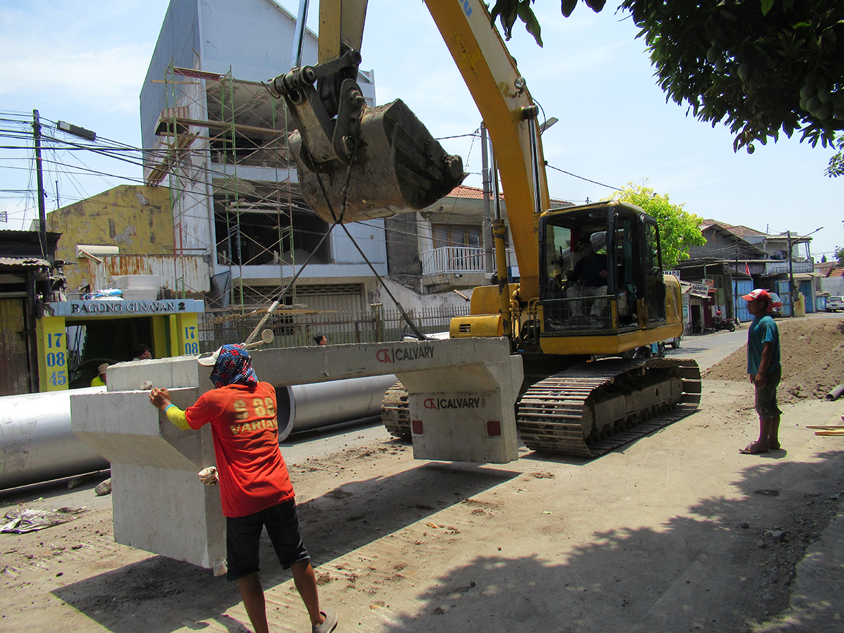 Crossing Jl. Flores Surabaya