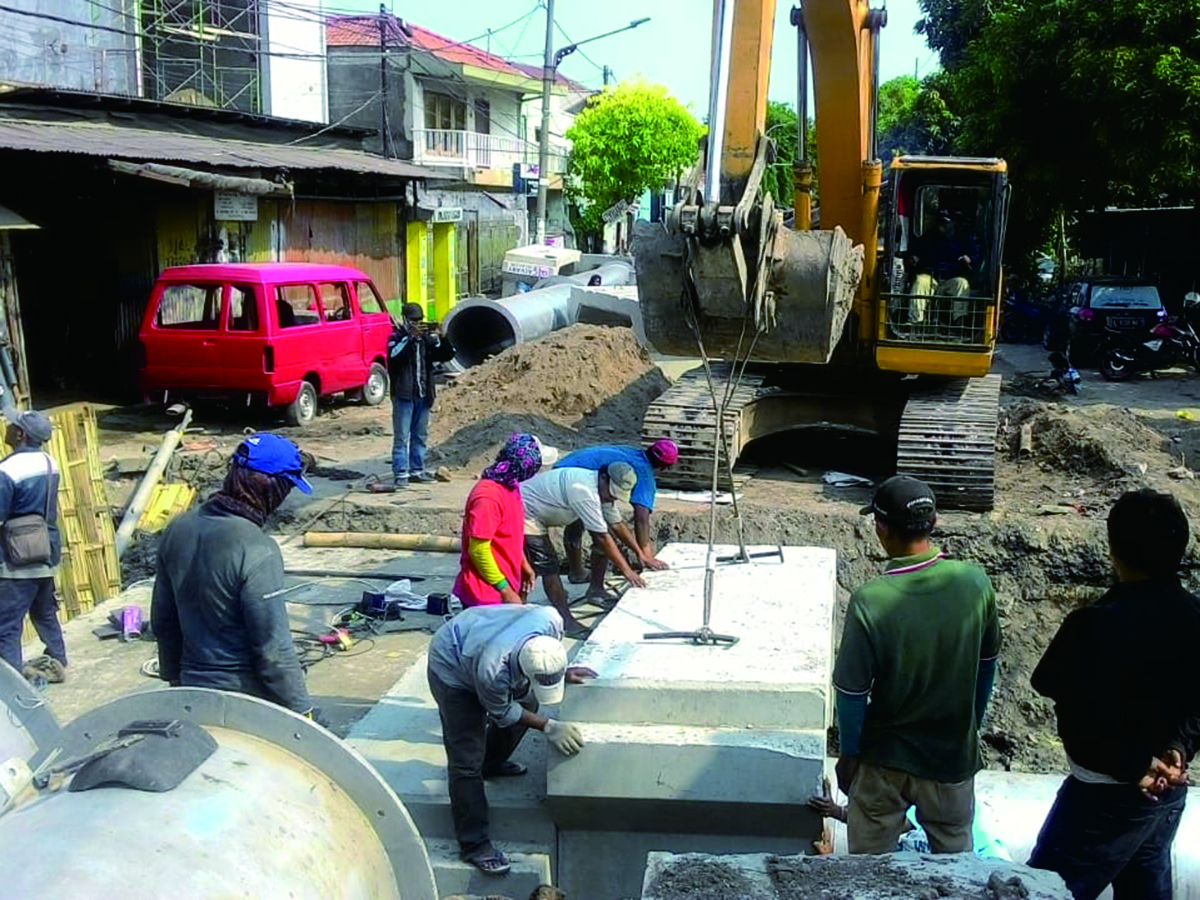 Crossing Jl. Flores Surabaya