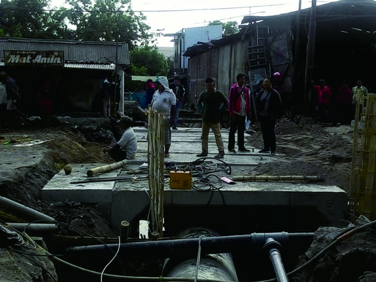Crossing Jl. Flores Surabaya