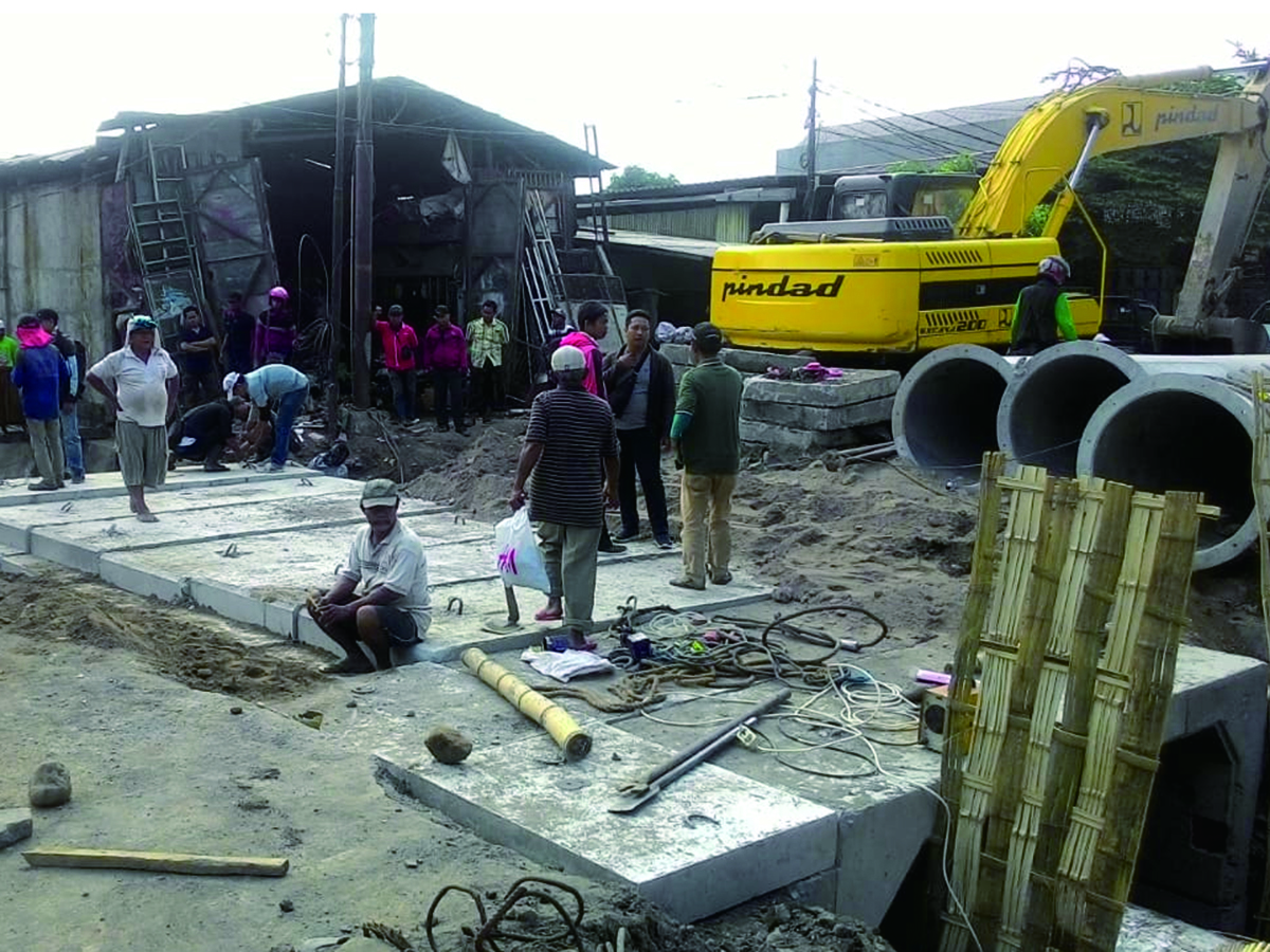 Crossing Jl. Flores Surabaya